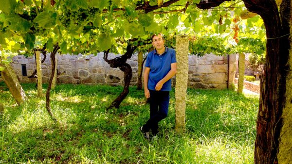 Eulogio Pomares en los emparrados de Zárate.