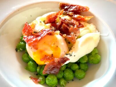 Guisantes con jamón y huevos escalfado. Foto Maite Bertolomi.