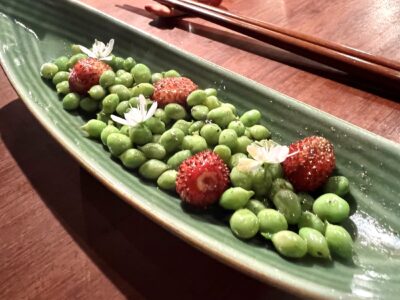 Guisantes del Maresme al wok con fresitas de bosque.
