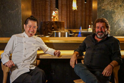 Hideki Matsuhisa e Iñaki López de Vinaspre, de grupo Sagardi, en Ikoya.