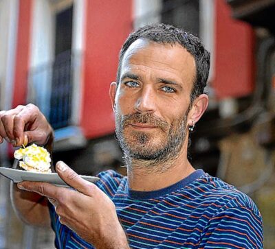 Íñigo Aldea ante la puerta del Epelde. Foto Maite Bartolomé.