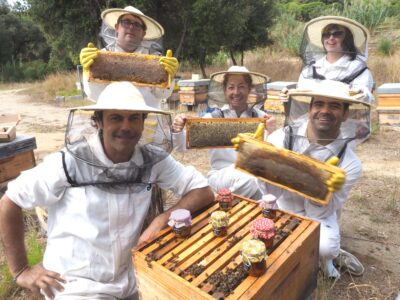 El equipo de cuidadores de la miel de Can Parcala