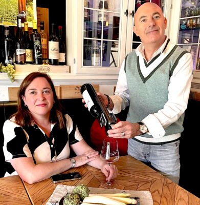 Lydia Alonso y Unai Doñabeita en una mesa de Satarrabi. Foto Maite Bertolomi.
