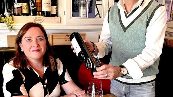 Lydia Alonso y Unai DFoñabeita en una mesa de SAtarrabi. Foto Maite Bertolomi.