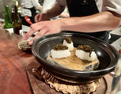Nigiri de arroz al vapor de sake con caviar, Dos Palillos.