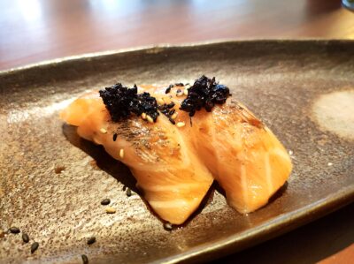 Nigiri de salmón a la brasa con cebolla quemada. Foto A. Luchini.