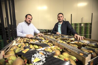 Roberto y Richar Pérez Viguera, de Frutas Valle del Moncalvillo, con peras de Rincón de Soto. Foto Justo Rodríguez.