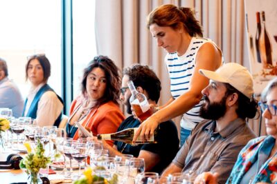 Ana García Lomas asistiendo en la cata e vinos.