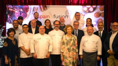 Doña Sofía posa con los miembros del staff de Spain Fusion.