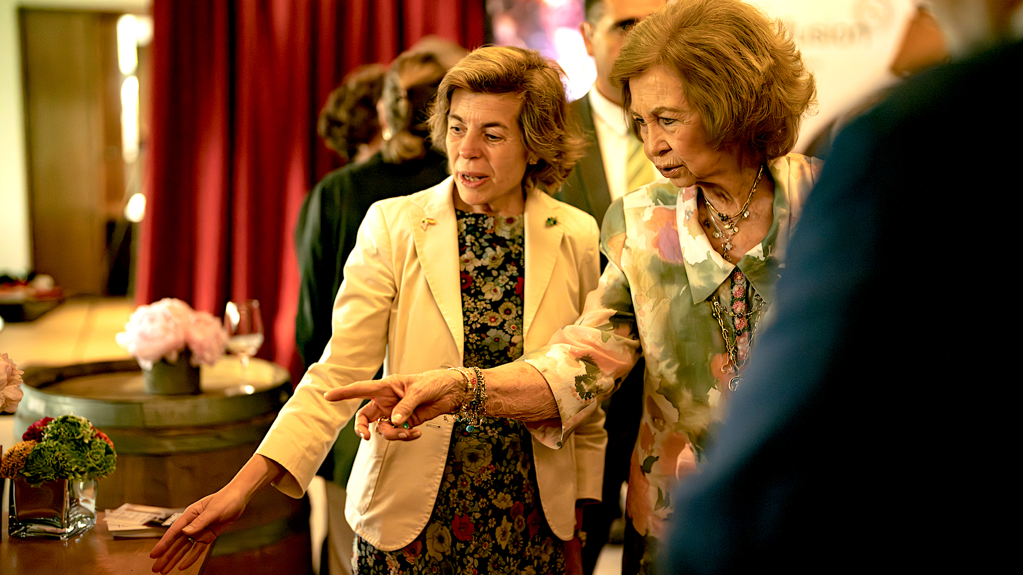 La Reina Sofía, en su visita a Spain Fusion Texas, guiada por María Naranjo, directora de la Industria Alimentaria de ICEX.