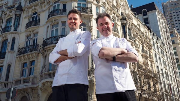 Jose Maria Goñi, Martin Ber asategui ante la Casa Gallardo. Foto Club Allard..jpeg