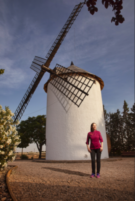 Teresa junto a un molino, símbolo de La Mancha