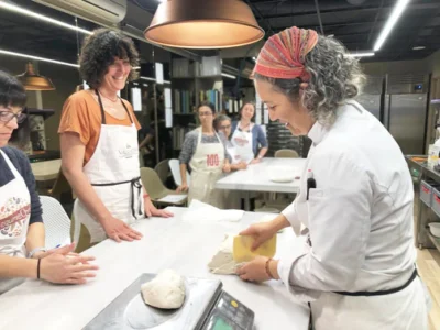Lucila Canero también ofrece talleres de pastelería. Foto: La Luciérnaga