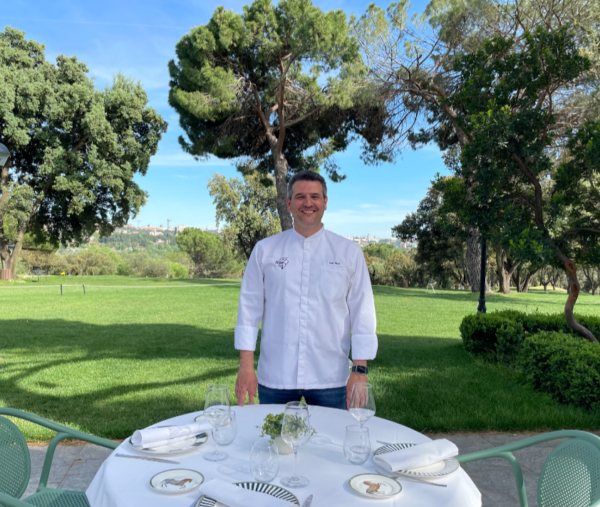 Iván Sáez en la terraza de Club de Campo Villa de Madrid