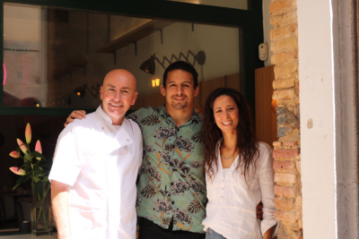 Jérôme Ibanez, cofundador de Pastan, y Juan Pablo Socino y Carola Castellani, socios de Pastan España, en el local de Gràcia.