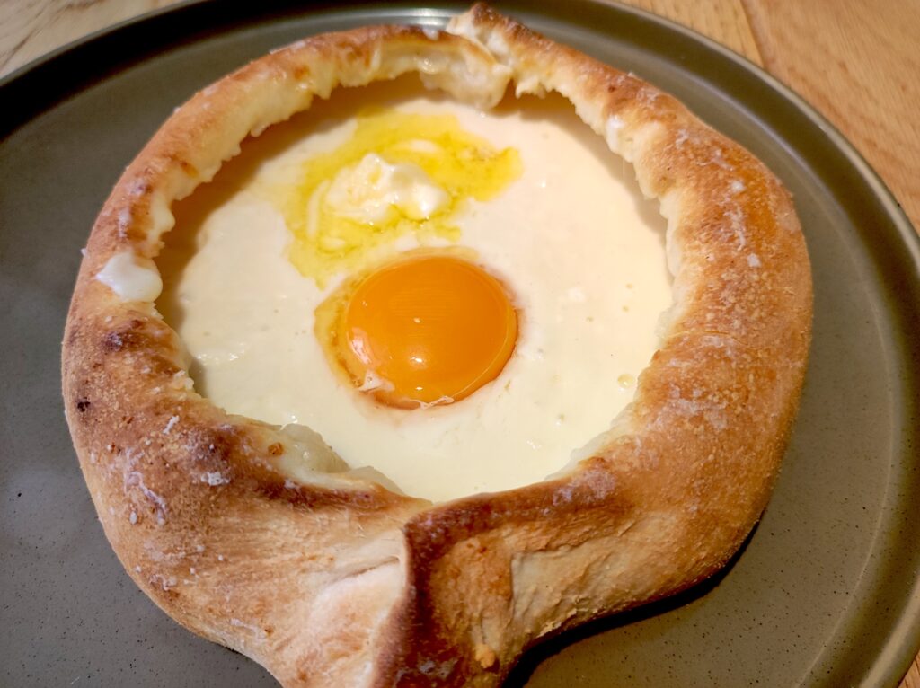 plato Khachapuri pan y quesos fundidos