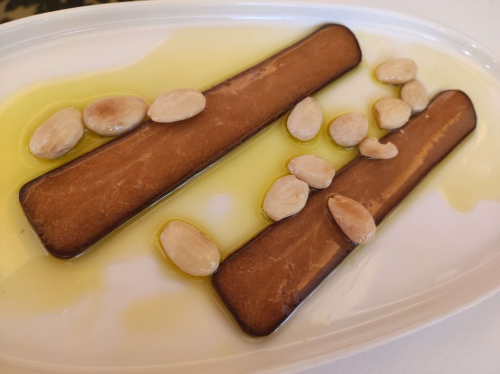 Huevas de atún de almadraba en salazón con almendras fritas y aceite arbequina