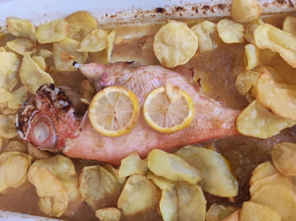 Virrey al horno con patatas y salsa de cebolla y vino