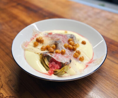 Alcauciles con cremoso de papa, lardo y garbanzos fritos. Foto