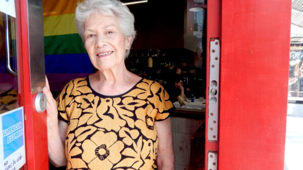 Elena Lugo en la puerta de Nicos. Foto Raquel del Castillo.