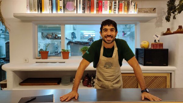 Álvaro Sanz Clavijo en la barra del restaurante Es Tragón.