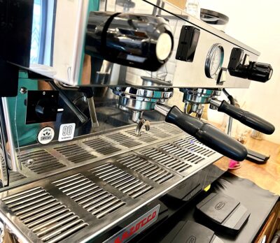 La cafetera lista para proporcionar cafés. 