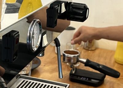 Pesando el café recién molido.