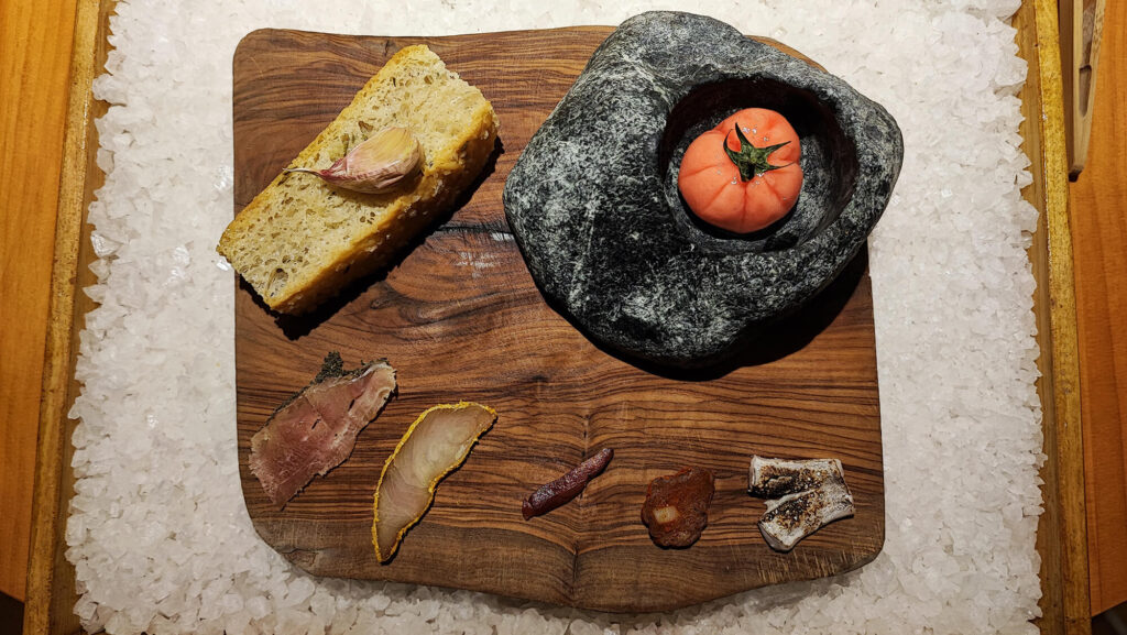 El tributo a la sal se plasma en pan con tomate con salazones