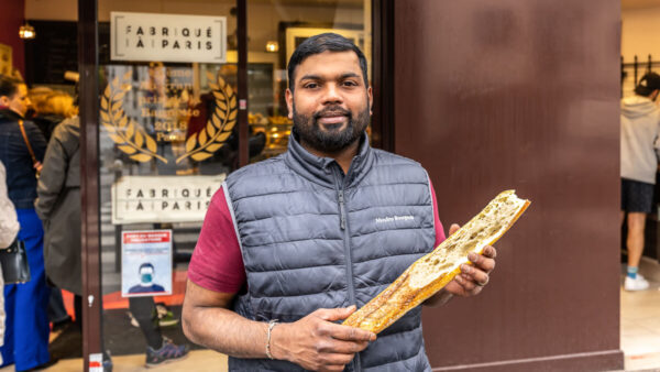 Tharshan Selvarajar, panadero de Au levain des Pyrénées de París posa con la baguette que ganó el Grand Prix de la mejor baguette de tradición francesa de la Ville de Paris