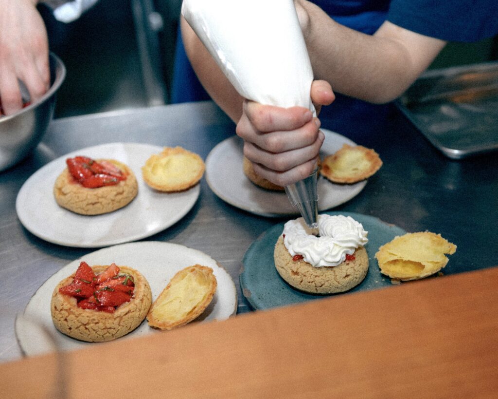 Chou con crema de saúco, fresa y ruibarbo foto Victoire Terrade