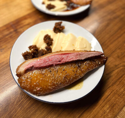 Magret de pato con puré de membrillo.