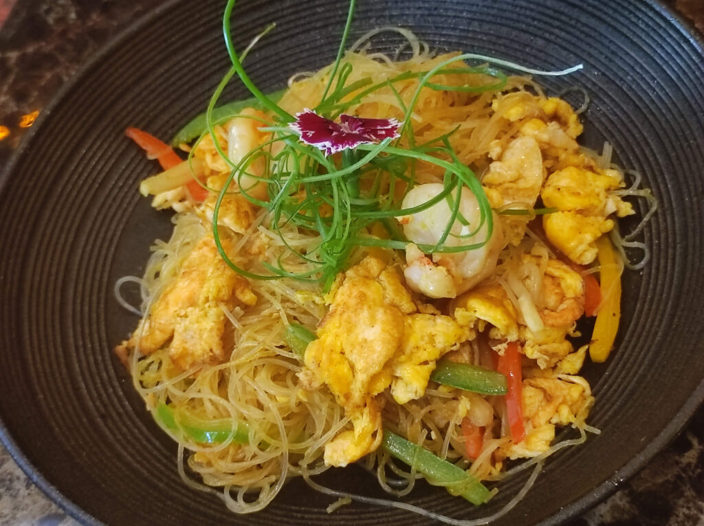 Fideos de arroz con marisco y curry de Singapur