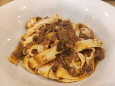 Papardelle con ragù di cinghiale (jabalí) con salsa de tomate