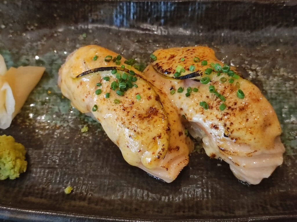 Nigiris de salmón flambeado