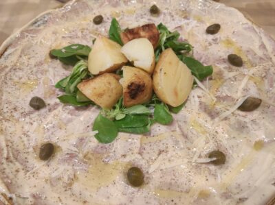 Al vitel tonné piemontés le suman unas patatas al horno con salvia y romero