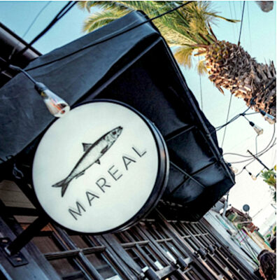 El rótulo de Marjal domina la terraza del restaurante.