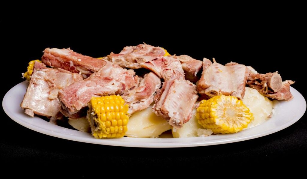 Costilla con papa y millo, de Casa Tomás