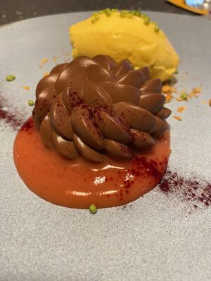 chocolate con salsa de guayaba rosa y helado de mango