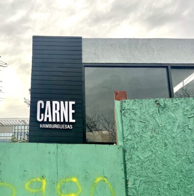 La fachada de Carne anuncia la próxima apertura.