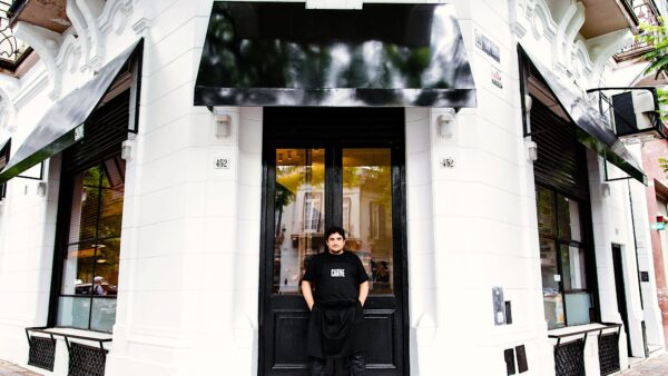 Mauro Colagreco en la puerta de carne, Casa Matriz, en La Plata.