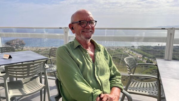 Enrike Corcuera en la terraza de su restaurante en Salobreña.