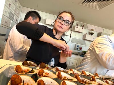 La cocina chilota es ancestral y a menudo una ceremonia colectiva. Foto 7Caníbales.