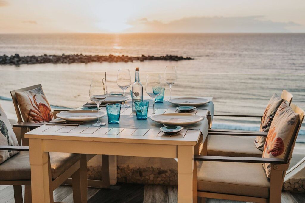 La terraza de Bésame Mucho se sitúa sobre la playa y el mar