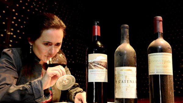 Laura Catena catando vinos históricos de Catena Zapata.