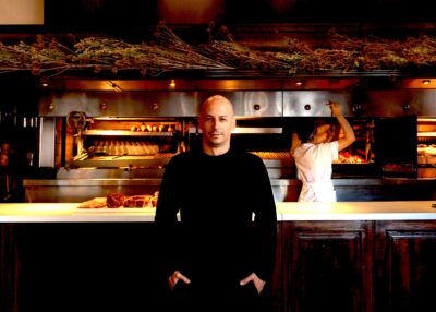 Pablo Rivero ante la parrilla del restauranyte. Foto Don Julio