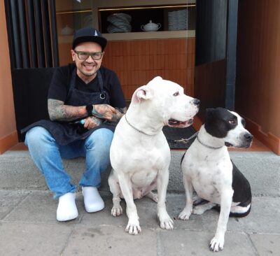 Salsa y Wero le acompañan al restaurante.