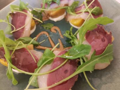 Higos con jamón de pato y ricotta