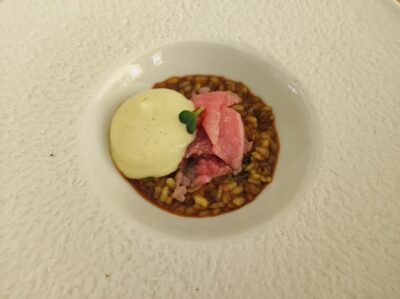 Arroz con ventresca de atún rojo, tendones y ajos tiernos