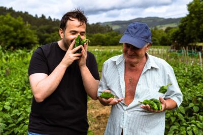 Solana y Lito con el caviar de Ampuero, el pimiento verde (Foto Karibu Media)