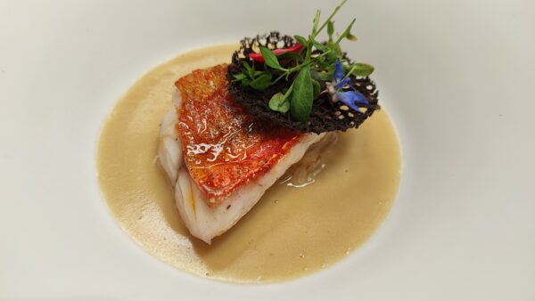 Salmonete con muenière de ruibarbo de Cocina Hermanos Torres